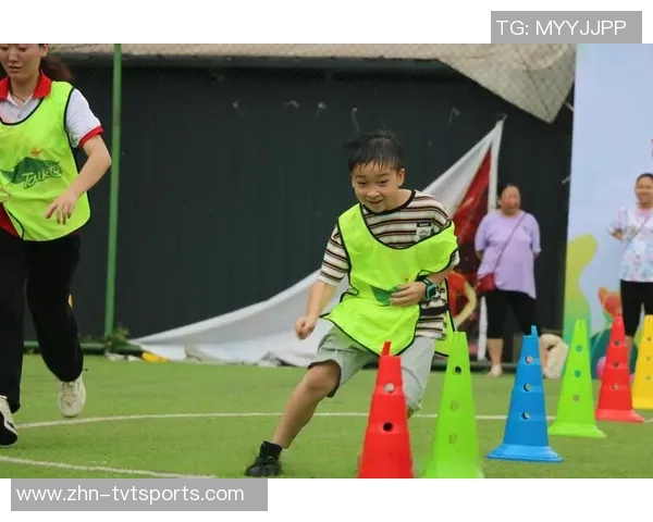 小孩子在阳光下尽情踢足球展现活力与快乐的童年时光